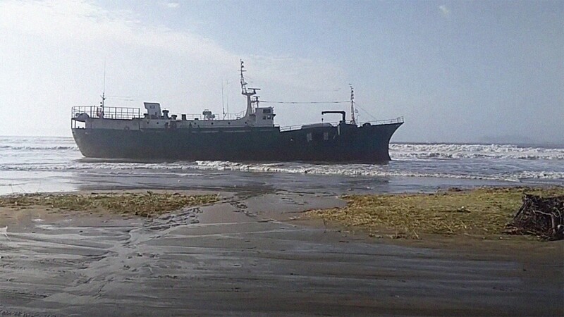 Во время шторма  в Приморье на пляж выбросило "корабль-призрак"