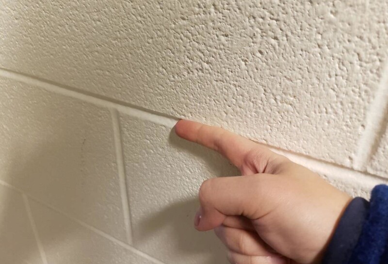 Проводили вот так пальцем по стене?
