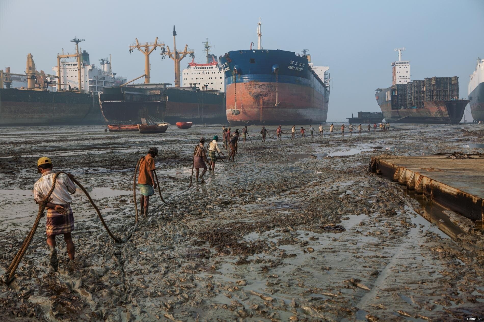 Гигантские разбор. Читтагонг Бангладеш кладбище кораблей. Аланг Индия кладбище кораблей. Читтагонг кладбище кораблей. Кладбище мертвых кораблей Бангладеш.