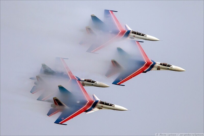 И, наконец, групповой мехотаж (пилотаж) от «Русских витязей» на самолётах Су-30См и Су-35С.