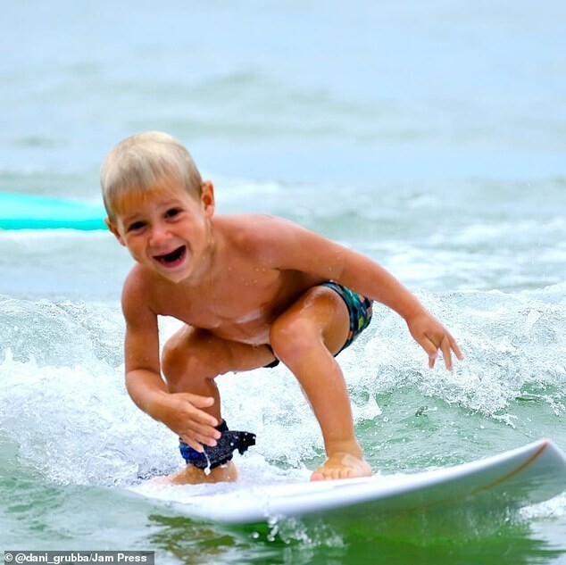 Беспечный ездок: 4-летний мальчик, который умеет ловить волны