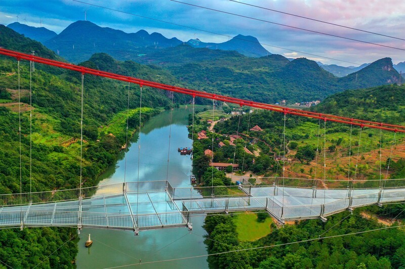 В Китае построили самый длинный стеклянный мост в мире