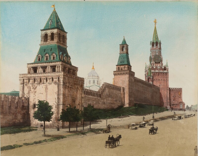 Наружные стены с угловыми башнями Кремля