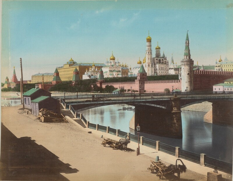 Вид Кремля с другой стороны Москвы-реки