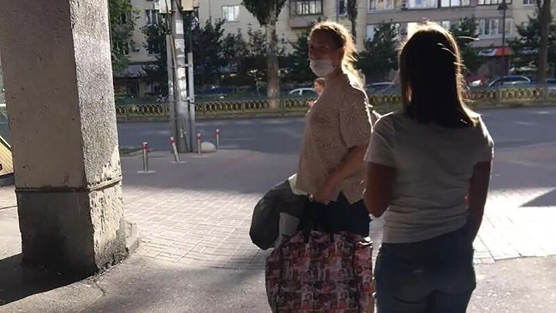 В Киеве многодетная горе-мать несла новорожденного в сумке по жаре и пела колыбельную