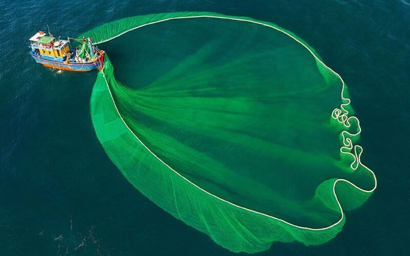 Вьетнамские рыбаки расставляют свои гигантские сети. (Фото Nguyen Sanh Quoc Huy):