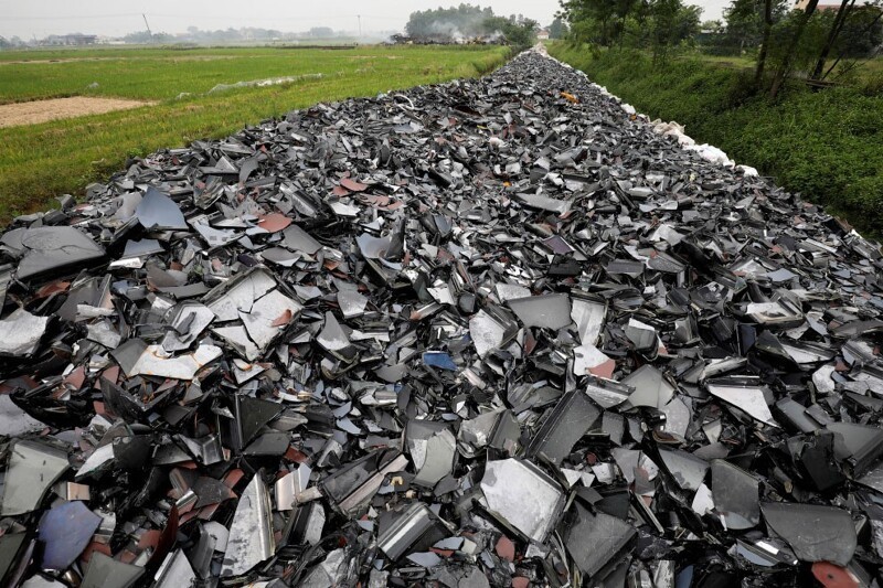 Сломанные экраны телевизоров и компьютеров на мусорной свалке. (Фото Kham):
