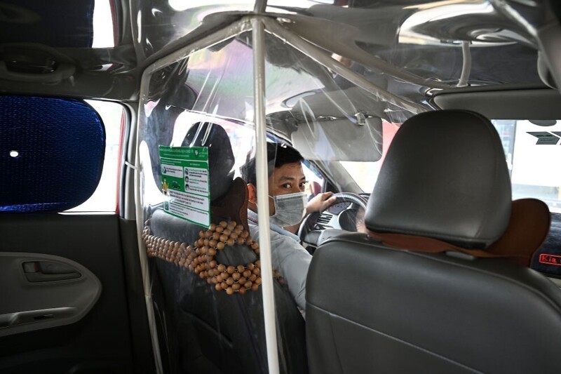 Водитель оборудовал себе место внутри полиэтиленового пакета. (Фото Manan Vatsyayana):