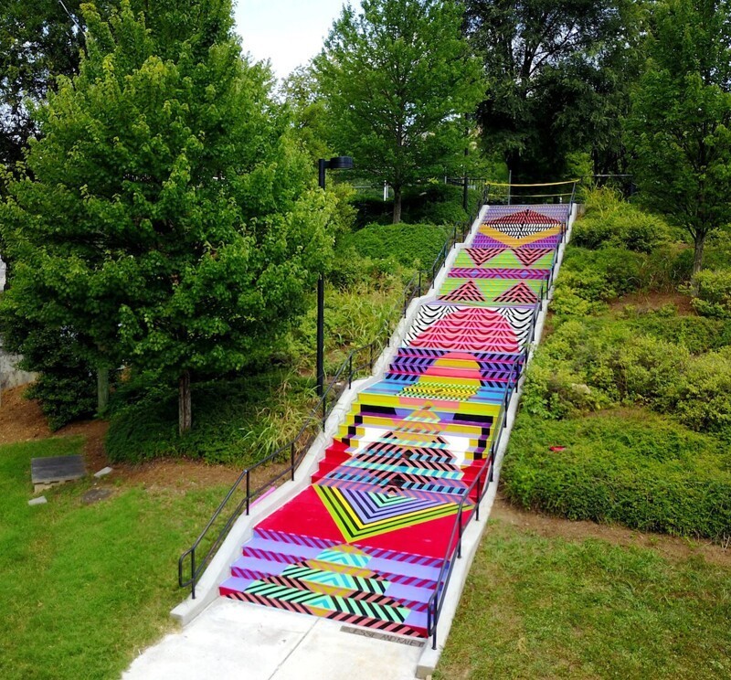 Художницы превратили университетскую лестницу в инсталляцию