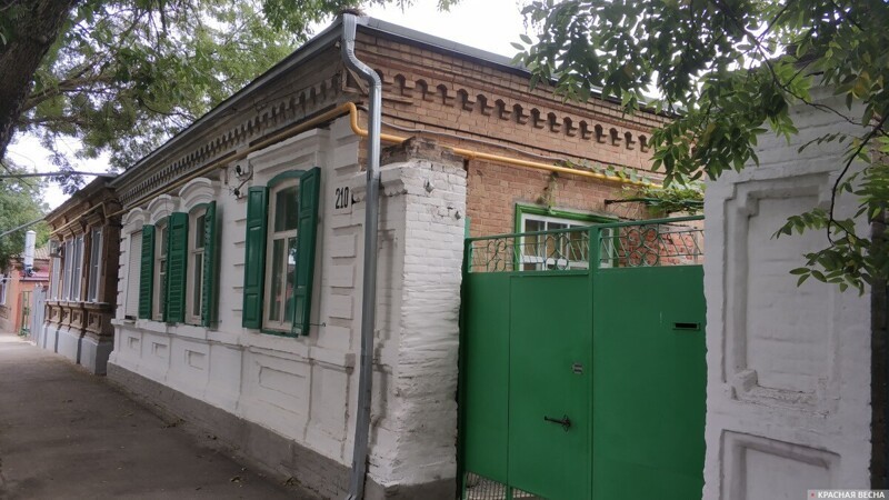 Беленый фасад кирпичного дома