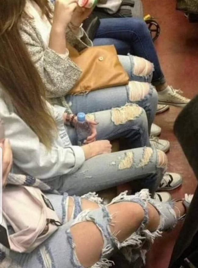 Девушки с рваными джинсами