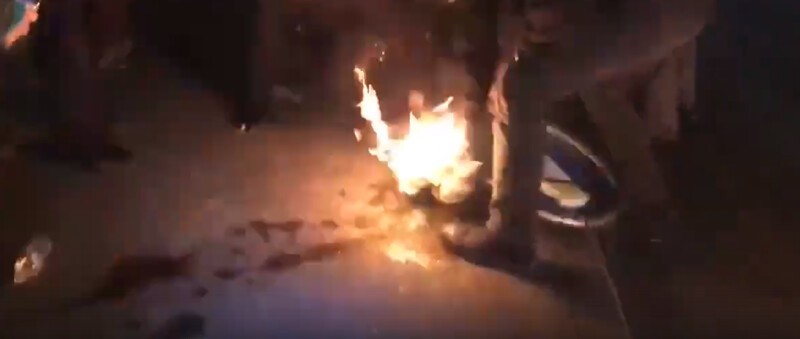 Протестующий бросил "коктейль Молотова" в полицейских, но подпалил другого активиста