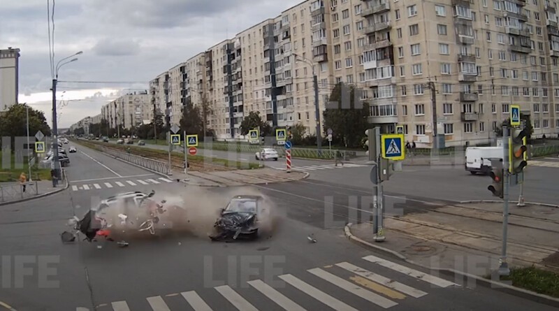В Петербурге пассажира авто выбросило на дорогу во время столкновения машин