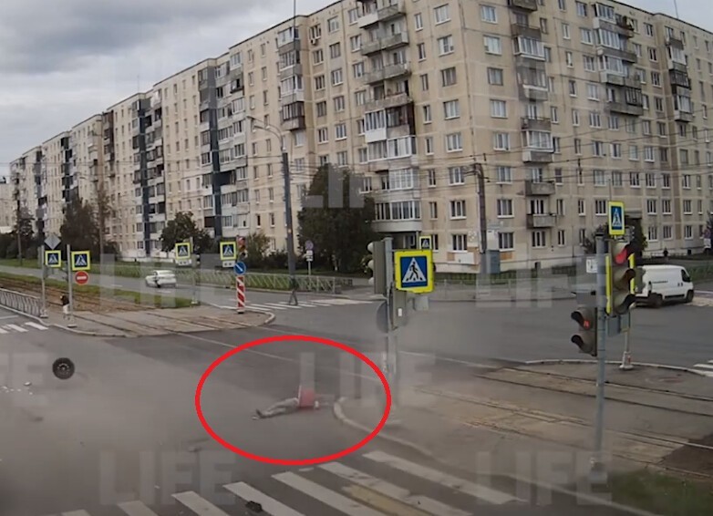 В Петербурге пассажира авто выбросило на дорогу во время столкновения машин