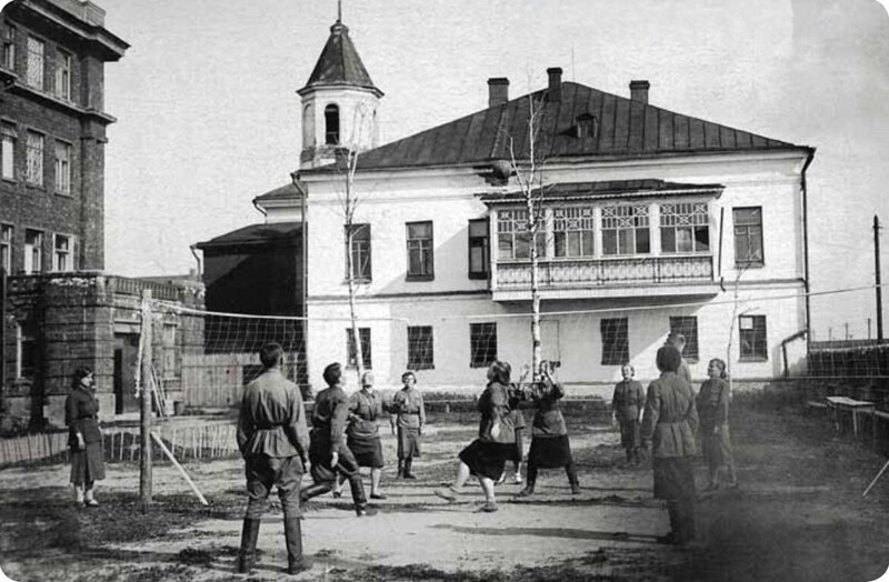 Волейбольный матч в госпитальном дворе. Архангельск, 1943 год