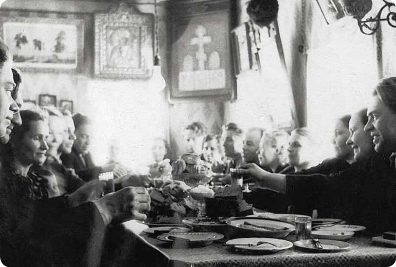 Семейное торжество на Пасху. Архангельск, 1930-е годы