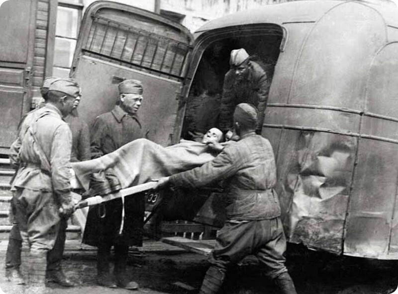 Погрузка раненых в Архангельском госпитале, 1943 г.