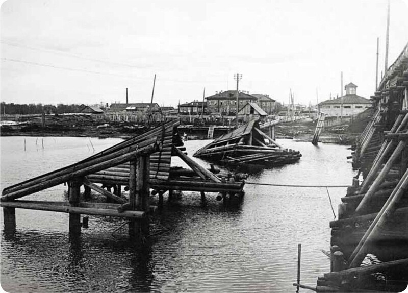 Вид на поселок лесозавода № 21 с ледоотбойниками деревянного моста Маймаксанской дороги, 1930-е годы