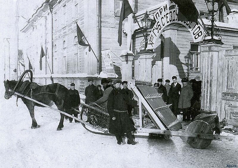 Крестьянин Корельский демонстрирует депутатам губернского съезда Советов свое изобретение-элеватор для уборки сена. Март 1926 года
