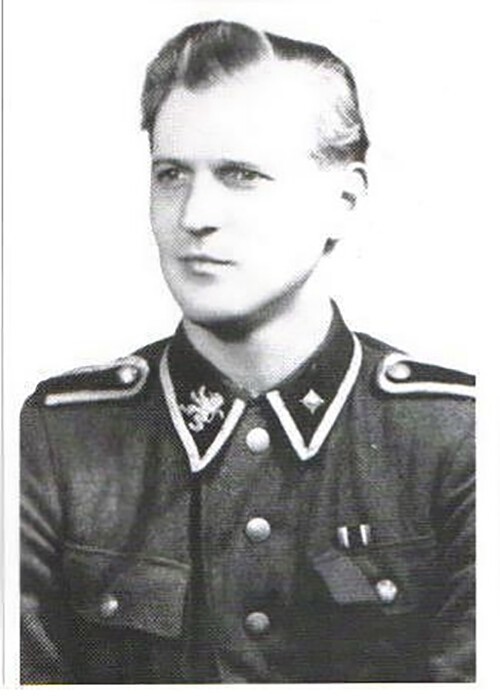 В правой петлице лев стоит.