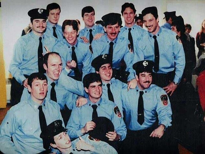18–летний Стив Бушеми и его сослуживцы из пожарного подразделения "Engine 55", Нью–Йорк, 1980 год.