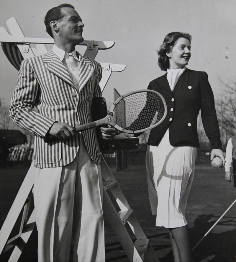 Модная одежда для игры в теннис. Две модели перед стулом рефери. Германия. 1935
