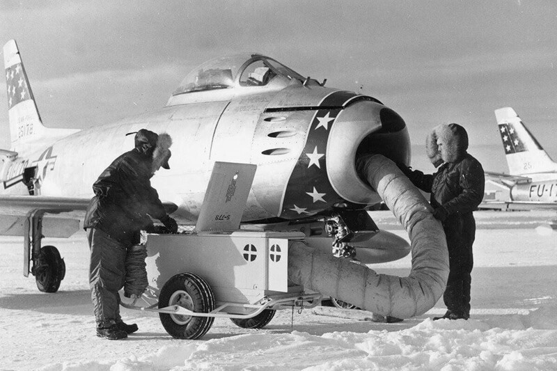 Прогрев мотора на одном из военных аэродромов на Аляске, 60-е