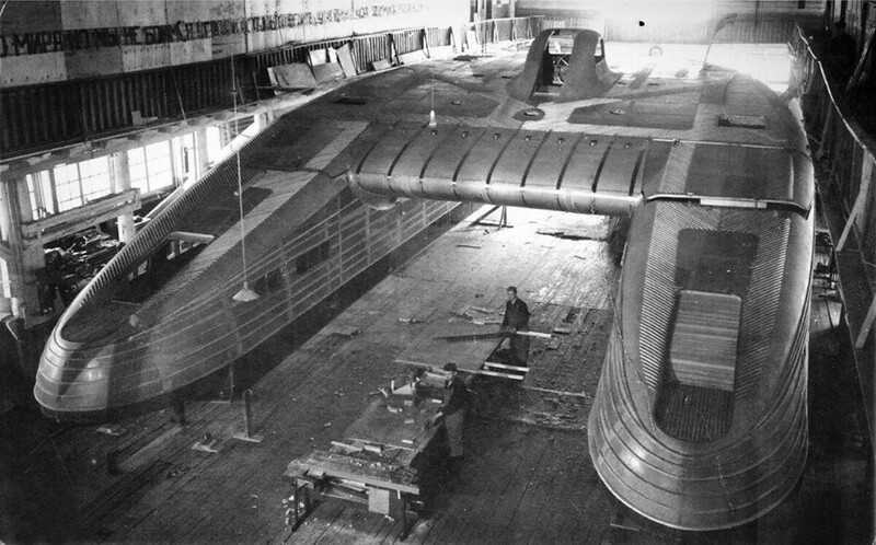 СССР. Корабль опередивший свое время. Двухлодочный глиссер-катамаран ОСГА-25 "Экспресс" в судоремонтной мастерской. Сочи. 1938 год...какие вещи делали, вот я думаю, что могло бы быть, не случись война...