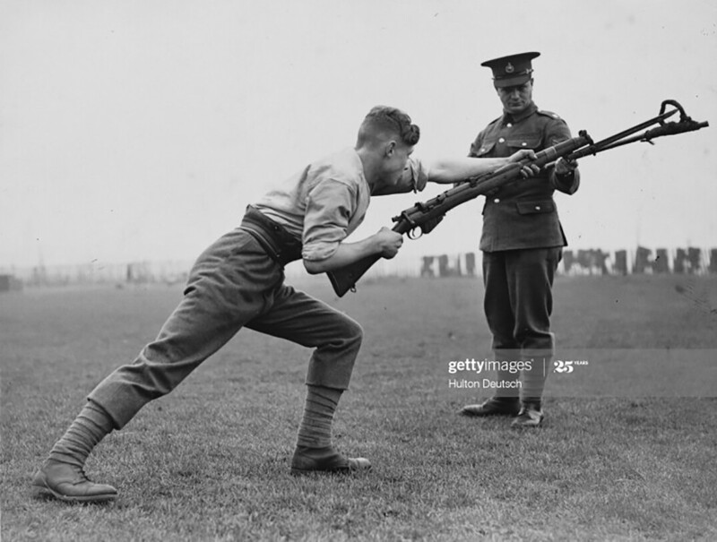 Учебные занятия по штыковому бою в одной из частей британской морской пехоты; 1939-й год