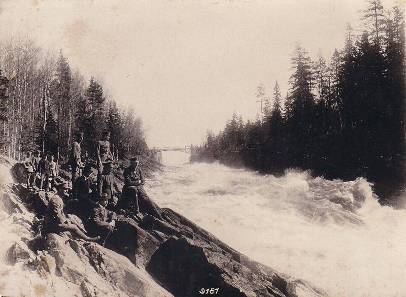 Немецкие солдаты на финском водопаде
