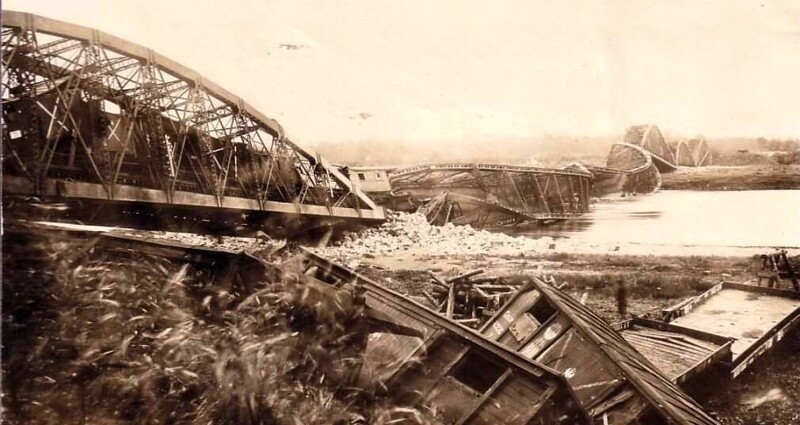 Уничтоженный русской армией при отступлении мост возле НовоГеоргиевска