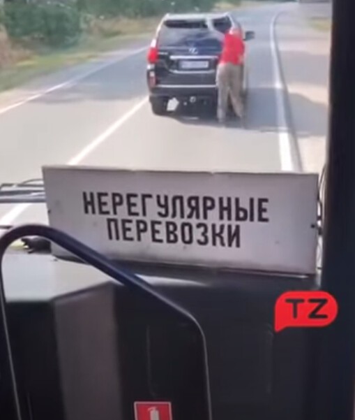 Пассажир автобуса наказал автохама на "Лексусе", мешающего движению