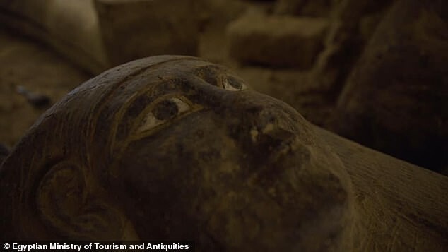 Египетские археологи нашли 13 нетронутых саркофагов с мумиями