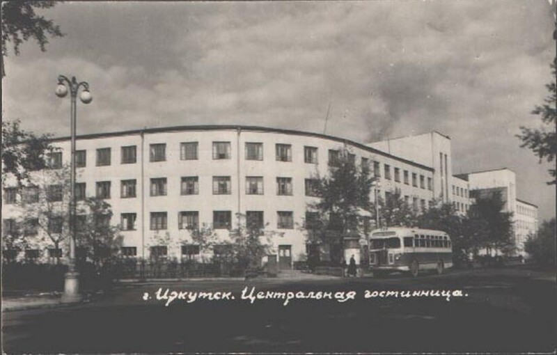 Гостиница «Центральная» (открыта в апреле 1934-го, в конце 60-х – начале 70-х годов переименована в гостиницу "Сибирь". Сгорела в ночь на 13 марта 1995 года)