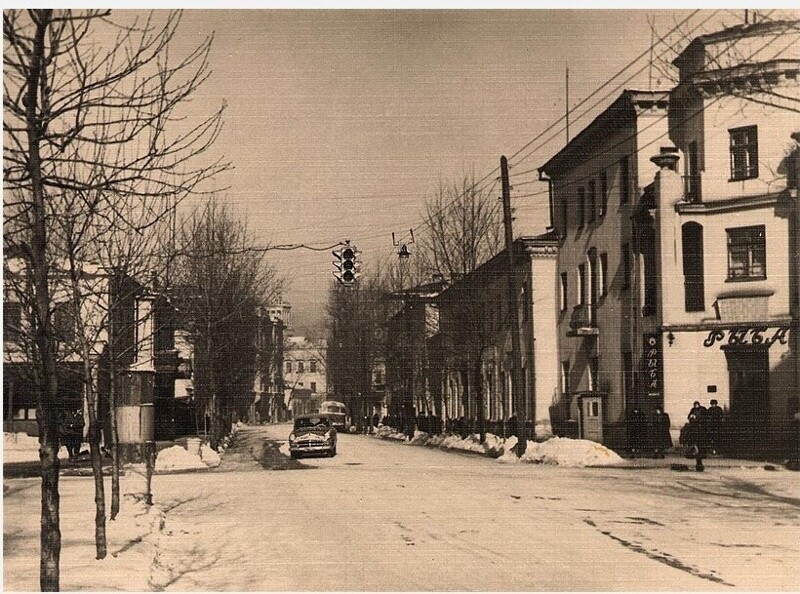 Перекресток улиц Сухэ-Батора и Горького. 1950-е годы. (когда в магазине "Рыба" закончилась вся рыба, он стал магазином "Птица")