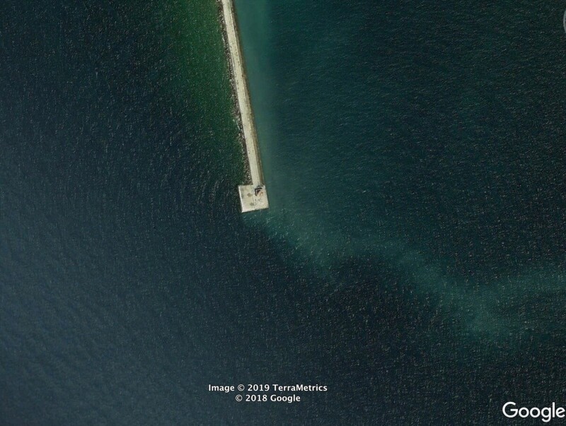 6. Маяк и волнорез на одном из Великих озёр, расположенных на территории США и Канады
