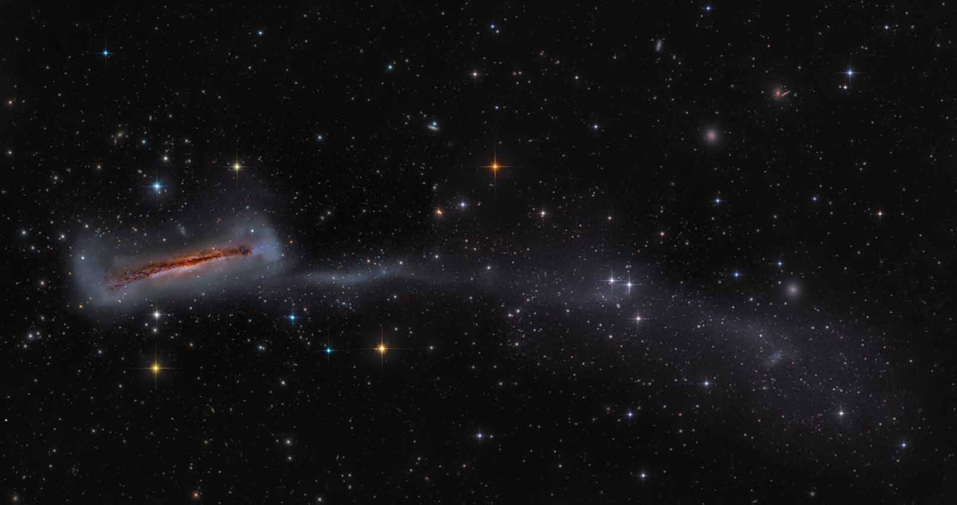NGC 3628 с хвостом в 300 000 световых лет. Автор - Марк Хэнсон, США. Второе место в категории "Галактики"