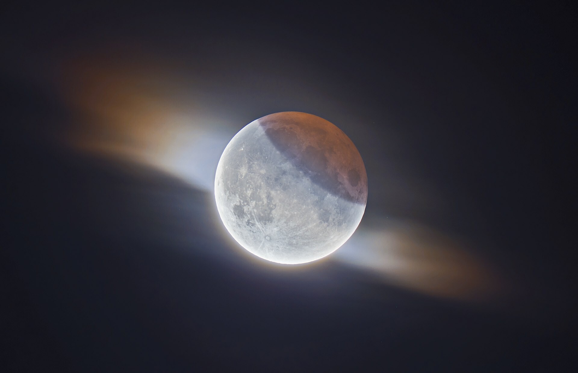 Частичное лунное затмение с облаками. Автор - Итан Робертс, Великобритания. Второе место в категории "Наша Луна"