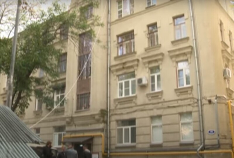 В Москве на девушку с потолка упал строитель