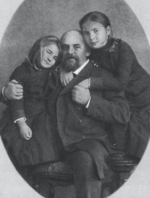 На фото Савва Мамонтов с дочерьми Верой (справа) и Александрой