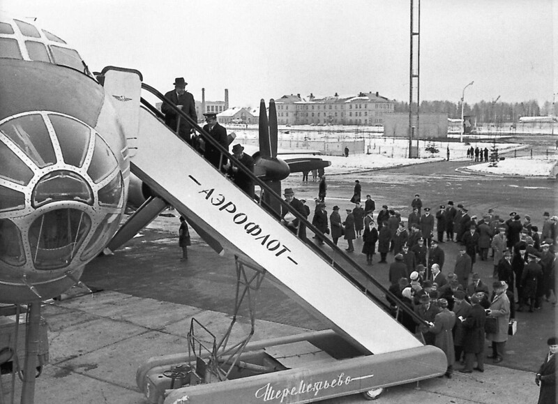 1965. Посадка пассажиров в дальнемагистральный пассажирский самолет ТУ 114