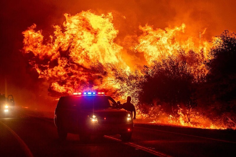 Это ярость лесных пожаров на американском Западе. (Фото Noah Berger):