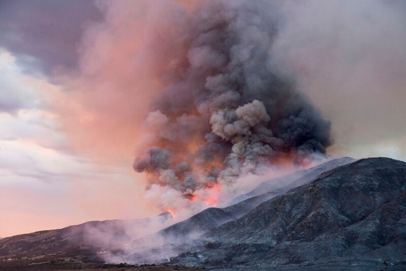 Дым поднимается от лесного пожара в Юкайпе, Калифорния, 5 сентября 2020. (Фото Ringo H.W. Chiu):