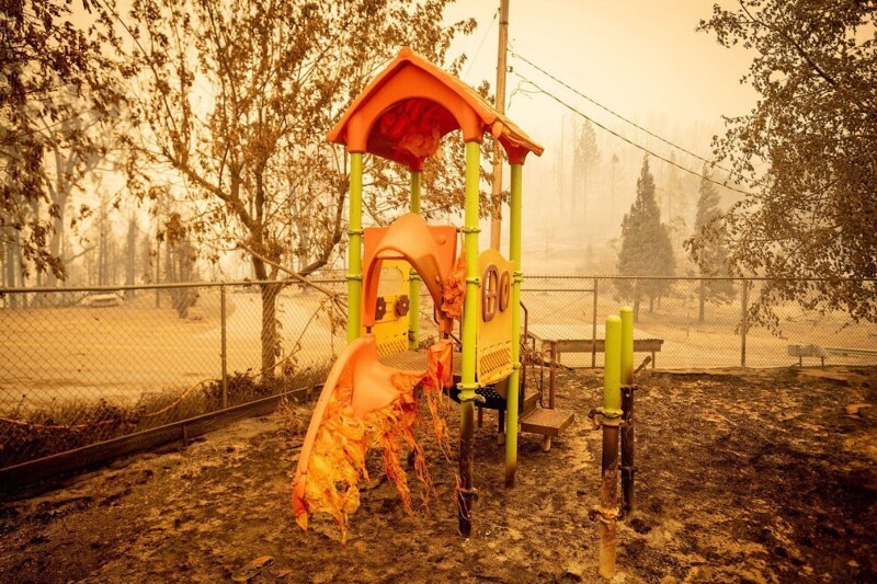 Детская площадка из пластика не может противостоять стихии. (Фото Josh Edelson):