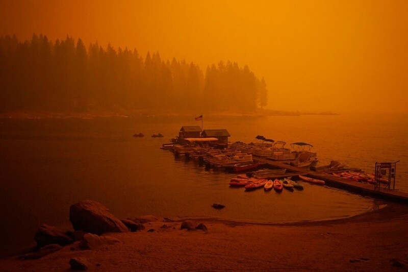 Пристань в дыму в Шейвер-Лейк, Калифорния. (Фото Marcio Jose Sanchez):