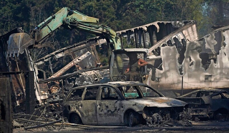 Уничтоженные дома в Грэхеме, штат Вашингтон. (Фото Ted S. Warren):