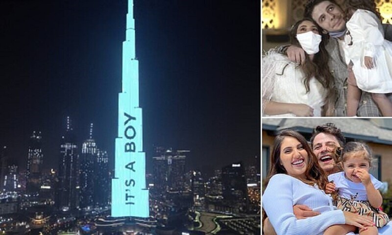 Семейство блогеров объявило пол своего ребенка, расцветив самое высокое здание в мире