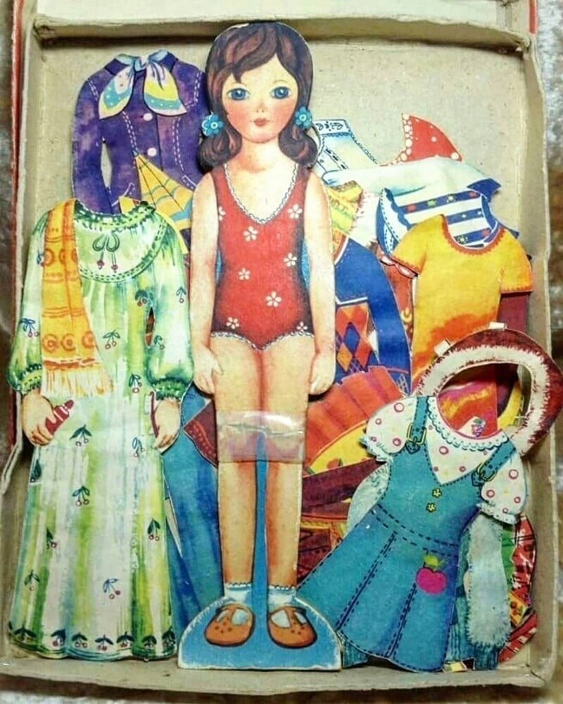 Даже покупать куклу было порой не обязательно: рисовали сами и вырезали себе игрушку