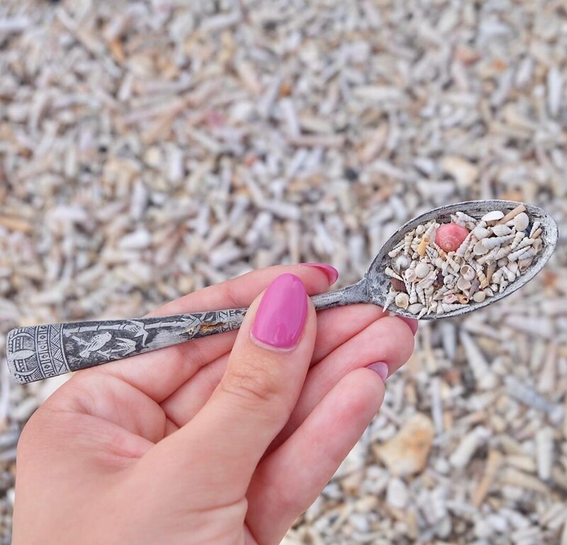 Девушка создает оригинальные украшения из найденных на пляже даров моря