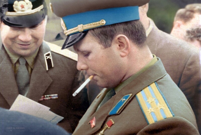 Гагарин в Клинцах. Слева стоит с открыткой начальник особого отдела воинской части Яковлев Владимир Николаевич. 1966 год